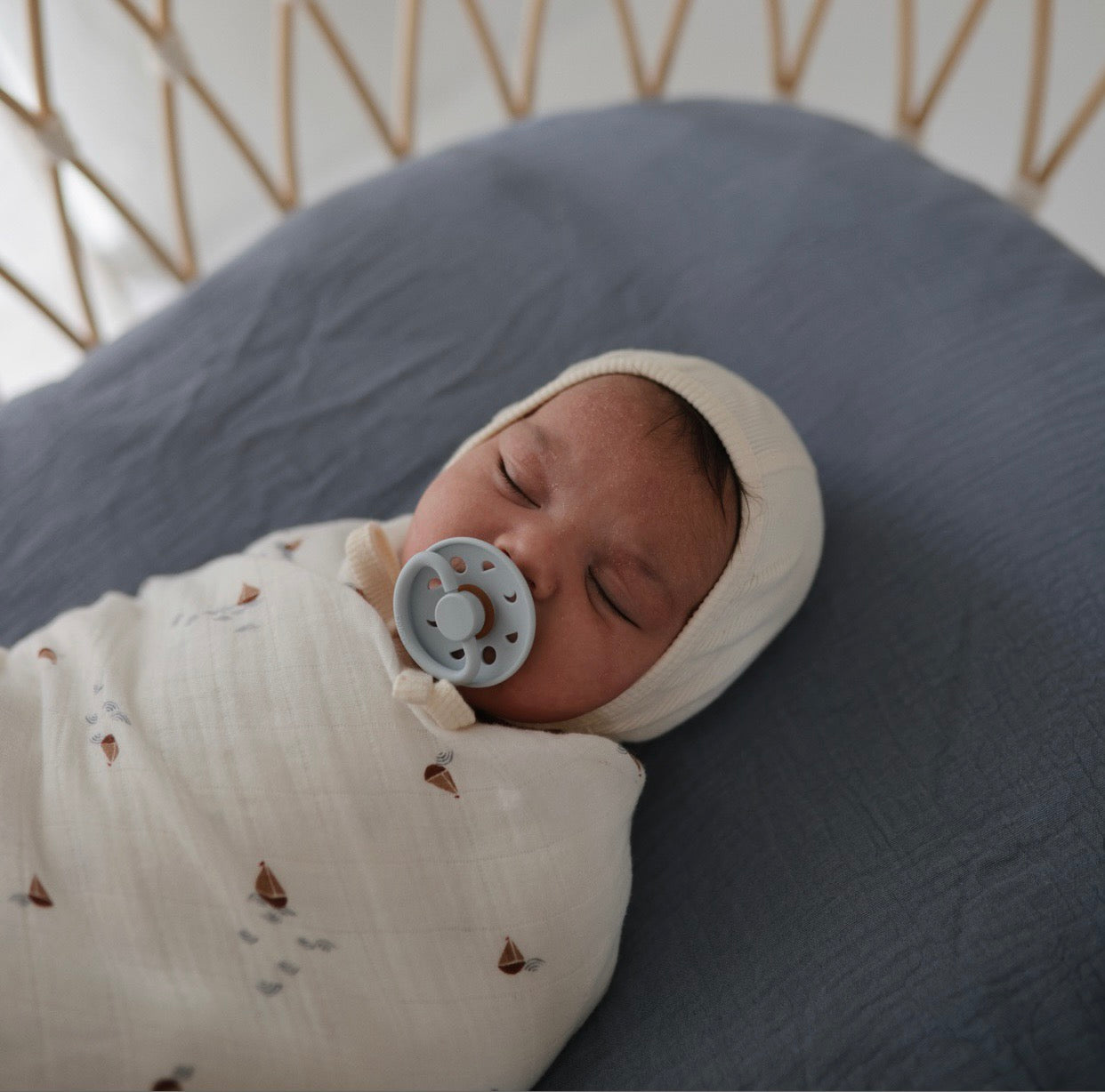 Frigg Moon Natural Rubber Baby Pacifier (Powder Blue / Slate)