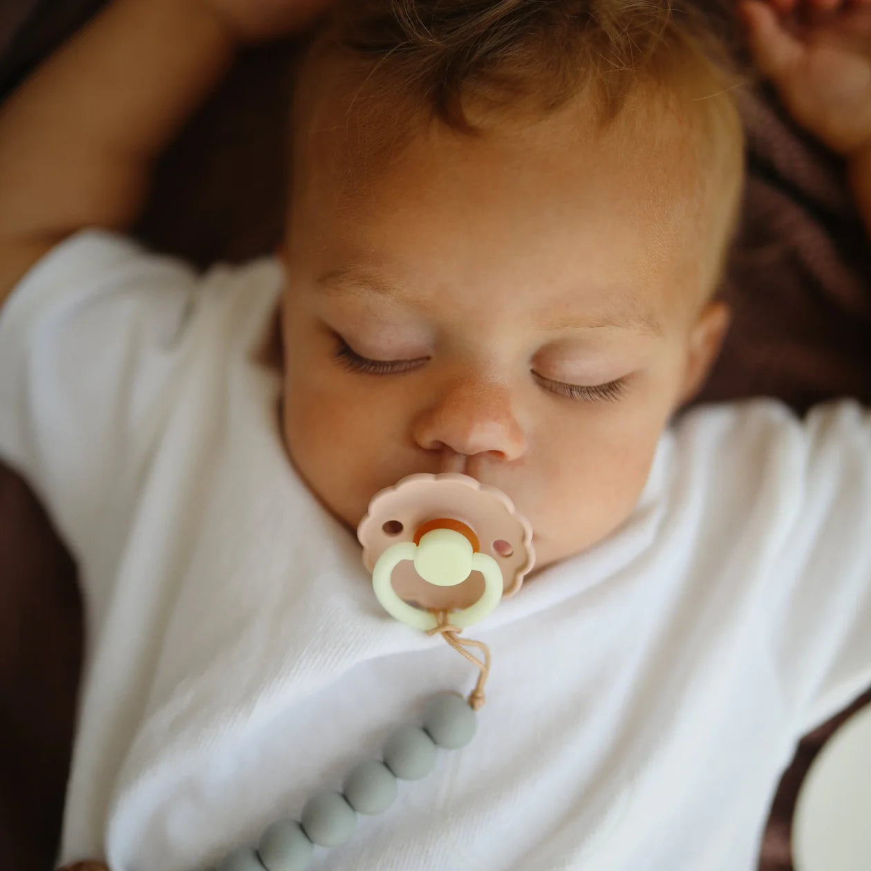 Chupones Frigg Daisy Night natural rubber baby pacifier (blush / cream)