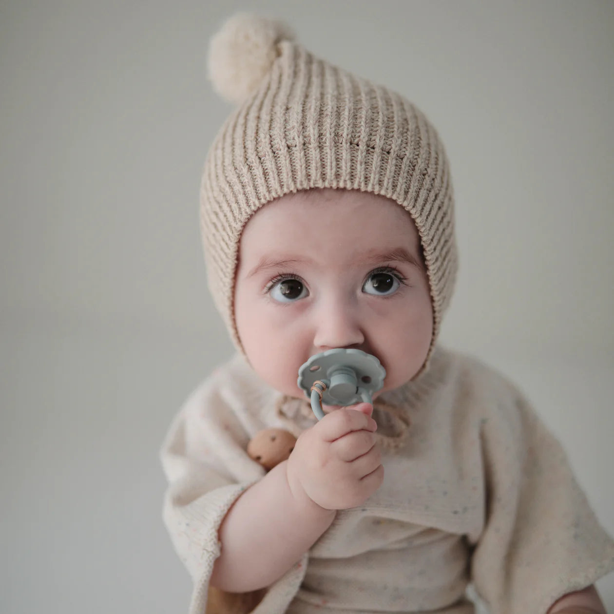 Frigg daisy natural rubber baby pacifier (powder blue/sage) 2-pack