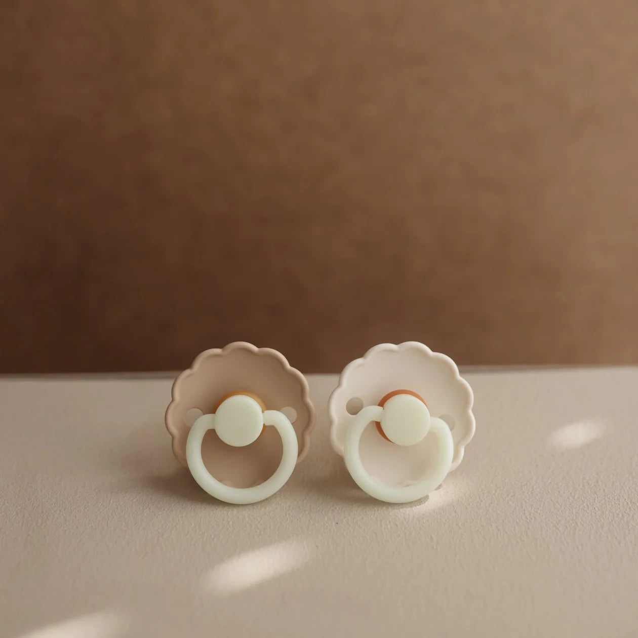Chupones Frigg Daisy Night natural rubber baby pacifier (blush / cream)